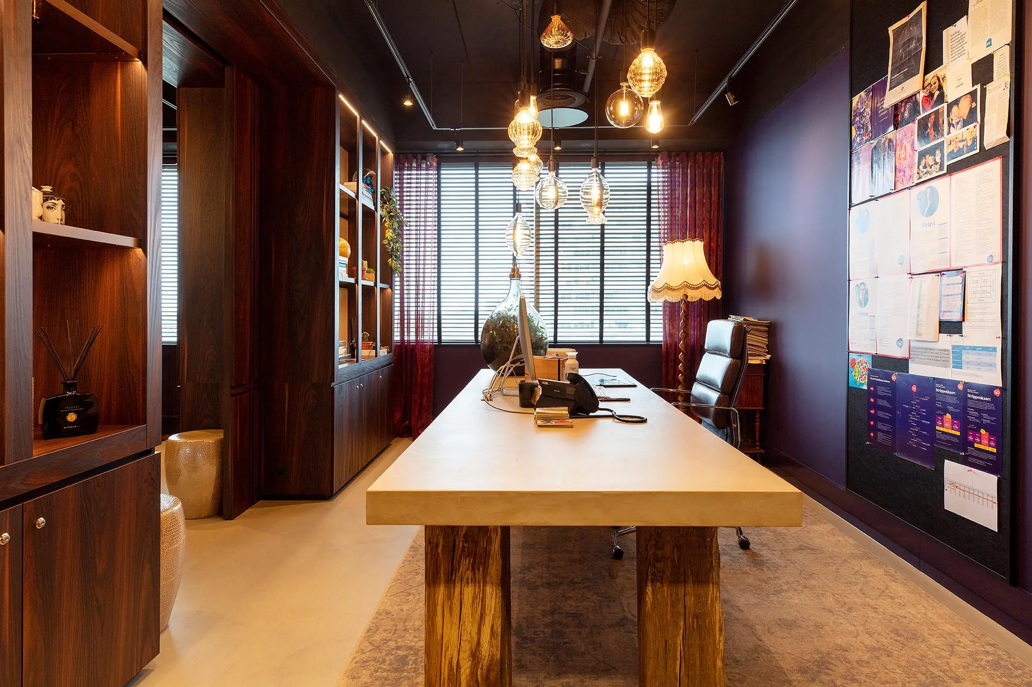 Modern en sfeervol ingericht kantoor aan de Vliegend Hertlaan met houten meubels, designverlichting en persoonlijke accenten aan de muur.